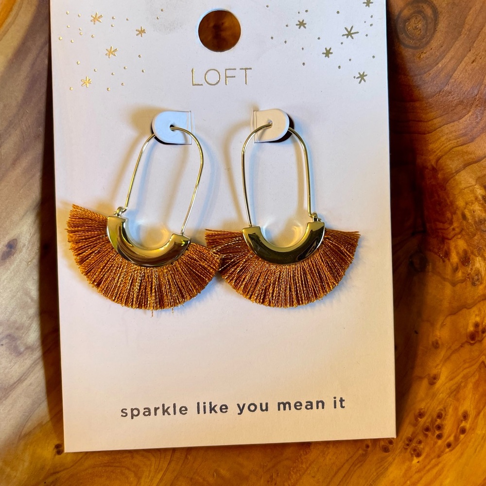 NWT Loft Fringe Fan Drop Earring Camel